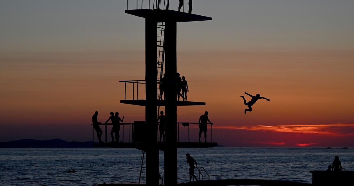 Foto Kakva Ljetna Idila Kupa I U Zadru Se Uz Prekrasan Zalazak Sunca