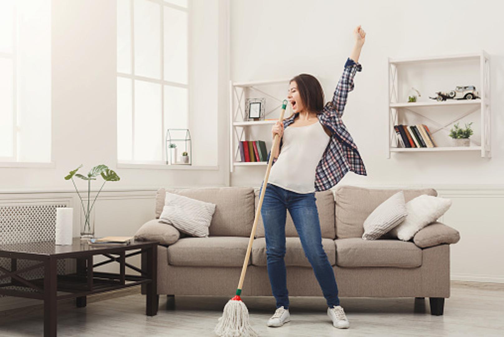 Nedavno smo pisali o tome kako jednostavnije i bez napora možete očistiti svoj dom, no sada donosimo najčešće pogreške pri čišćenju koje mogu napraviti više štete nego koristi. 