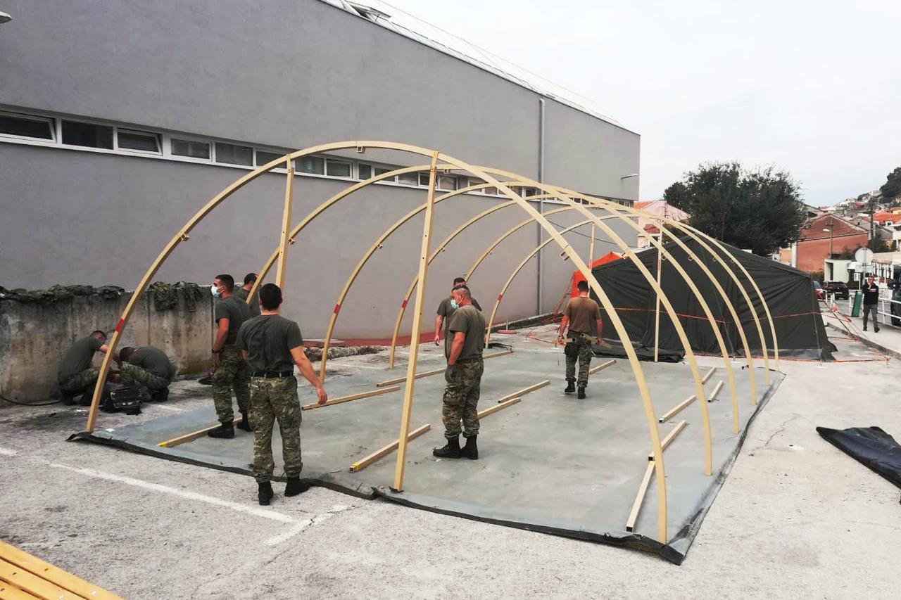 Hrvatska vojska izgradila ukupno 51 šator kod zdravstvenih ustanova