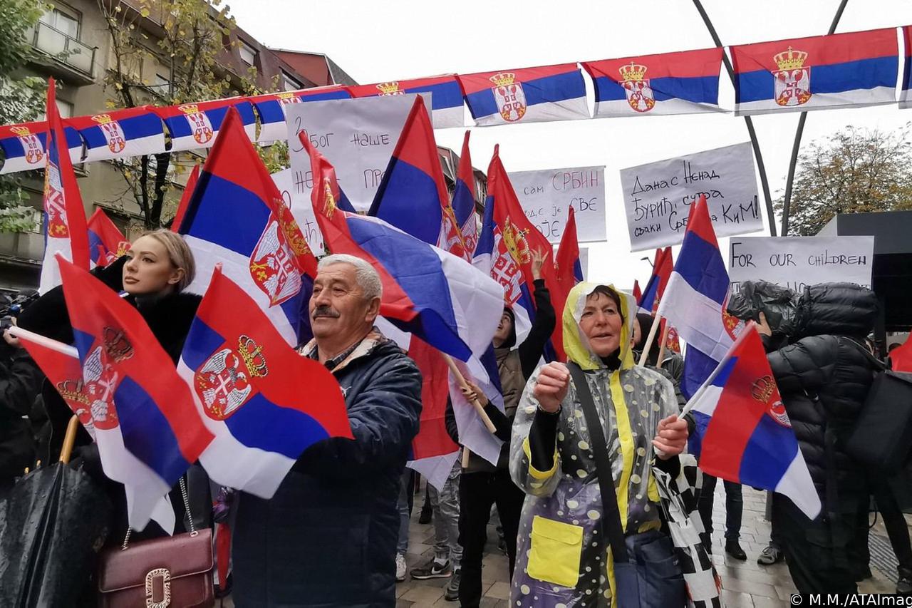 Tisuće Srba na prosvjednom skupu u Kosovskoj Mitrovici, skup završio pjesmom "Ovo je Srbija"