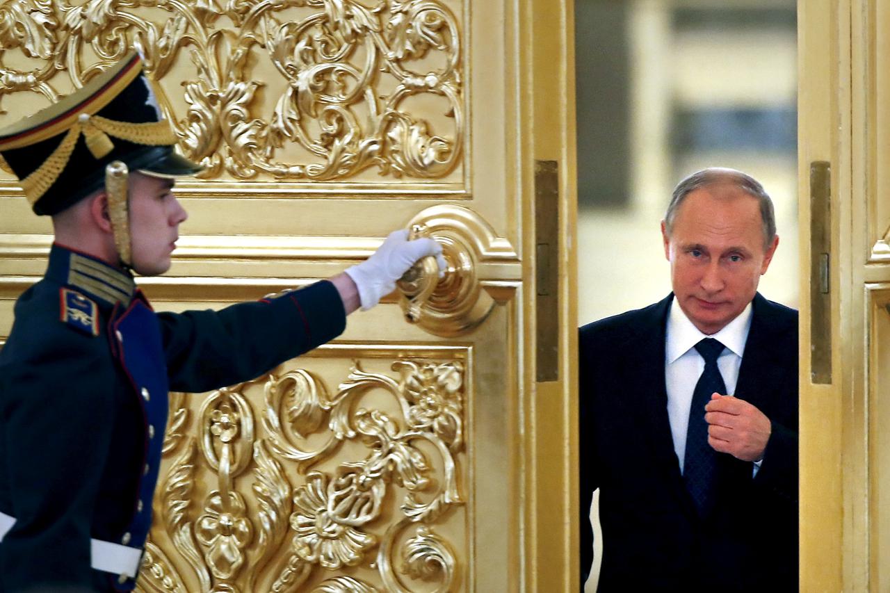 An honor guard opens the door as Russian President Vladimir Putin (R) enters a hall to attend a meeting with members of the Presidential Council for Civil Society and Human Rights at the Kremlin in Moscow, Russia, October 1, 2015.    To match Insight RUSS