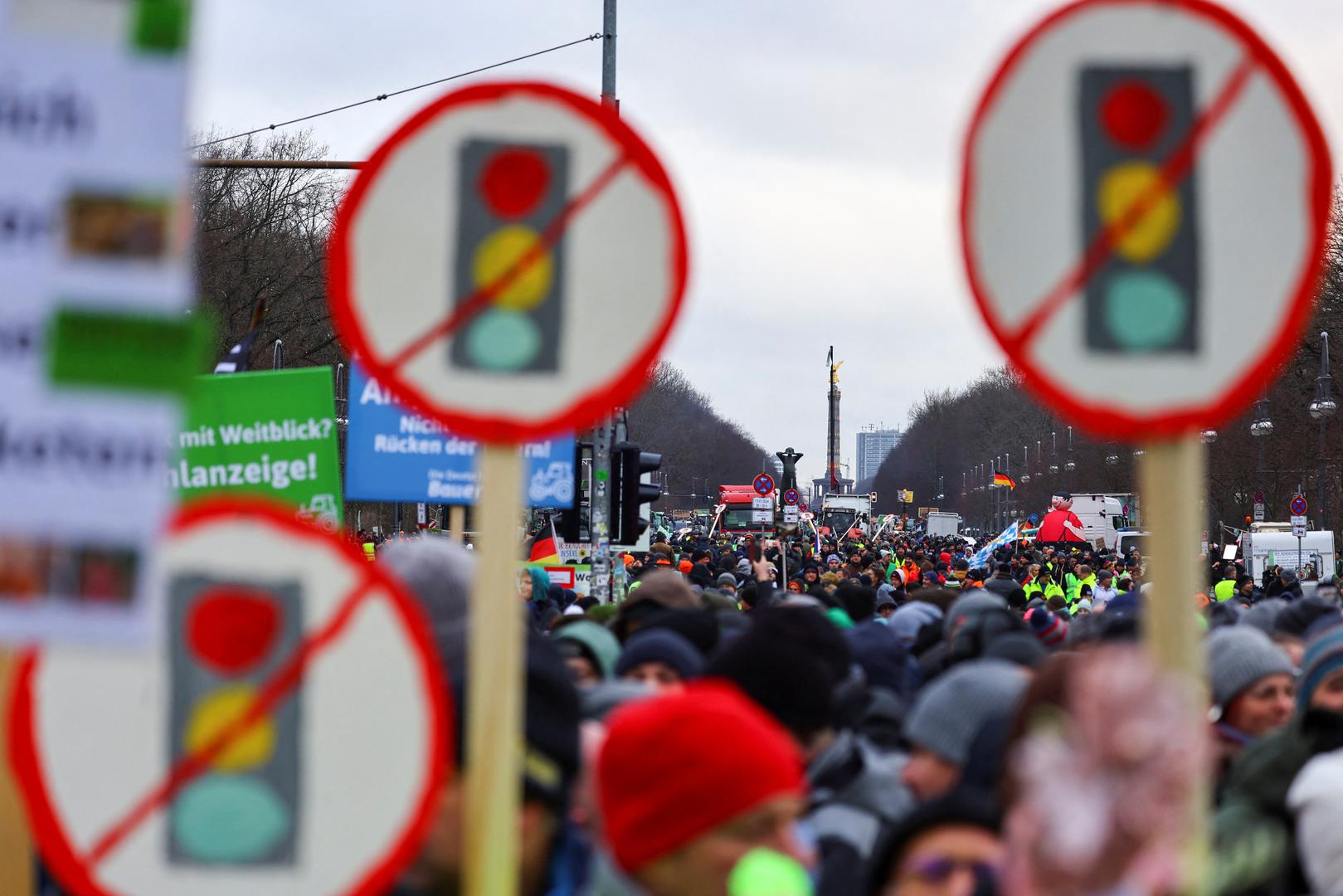 Galerija Vlada U Strahu Od Nasilja Traktori Blokirali Promet U