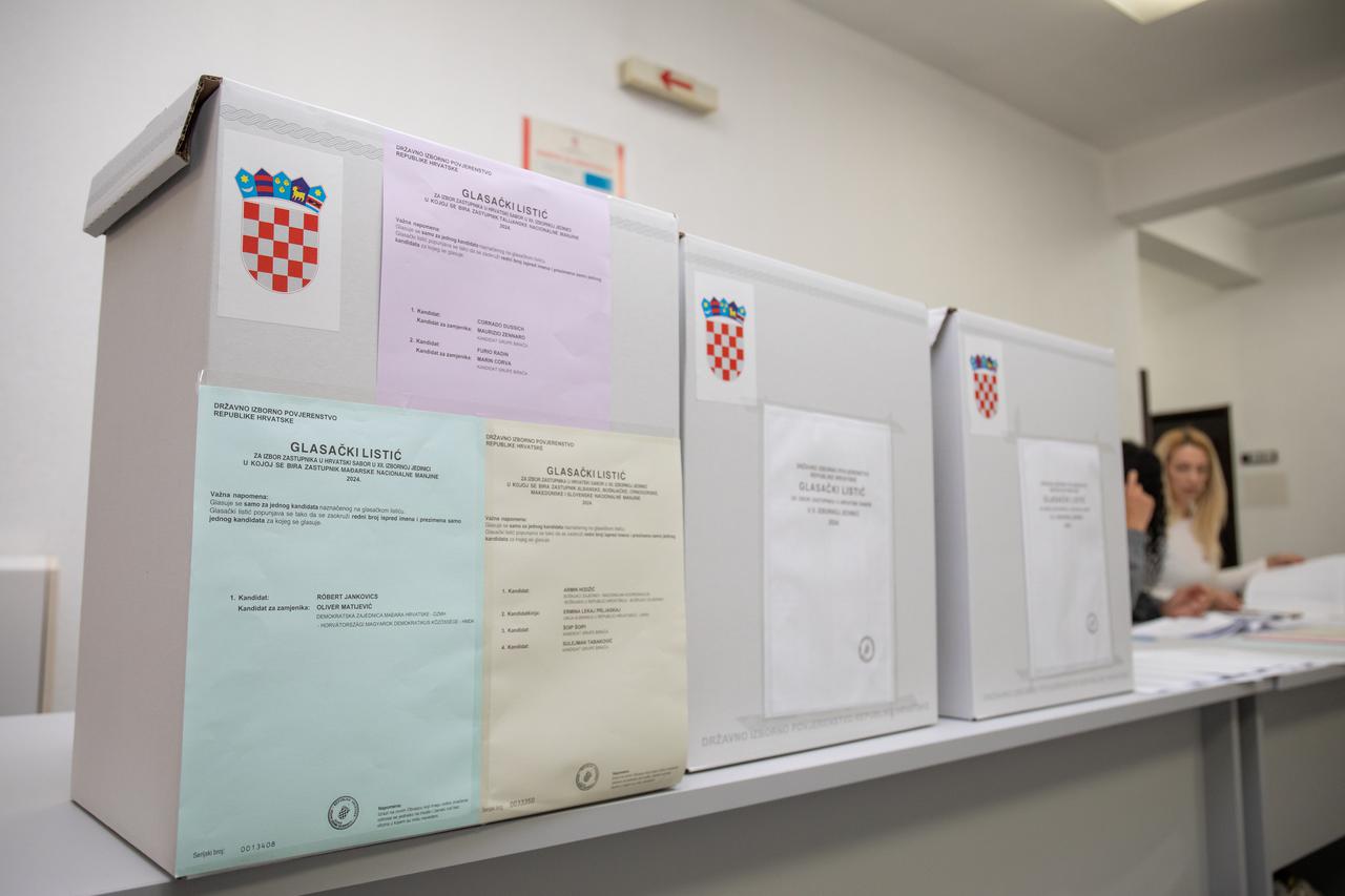 Dubrovnik: Građani od jutra na biralištima
