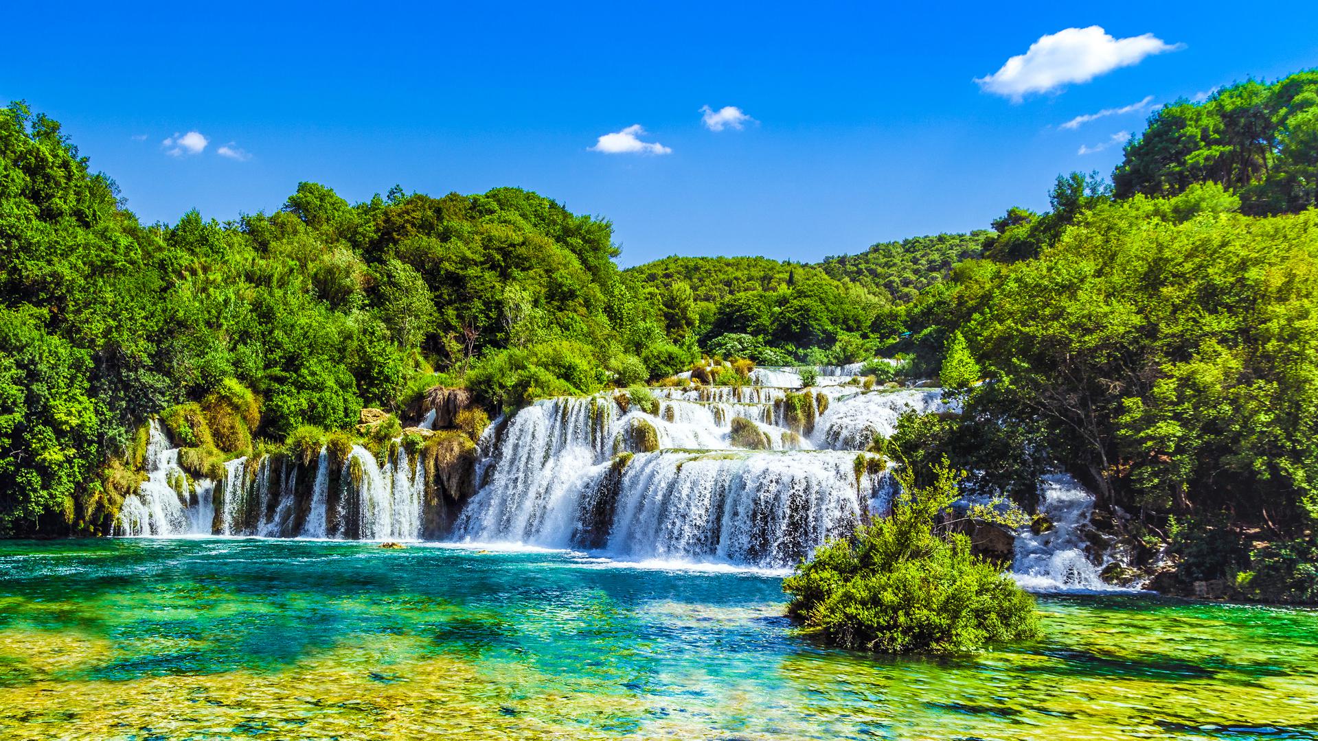 Krka: Krka je nacionalni park u Hrvatskoj koji se proteže uz rijeku Krku, od mjesta gdje nad Krkom leže srednjovjekovne utvrde Trošenj (Čučevo) i Nečven do Šibenskog mosta na Jadranskoj magistrali.