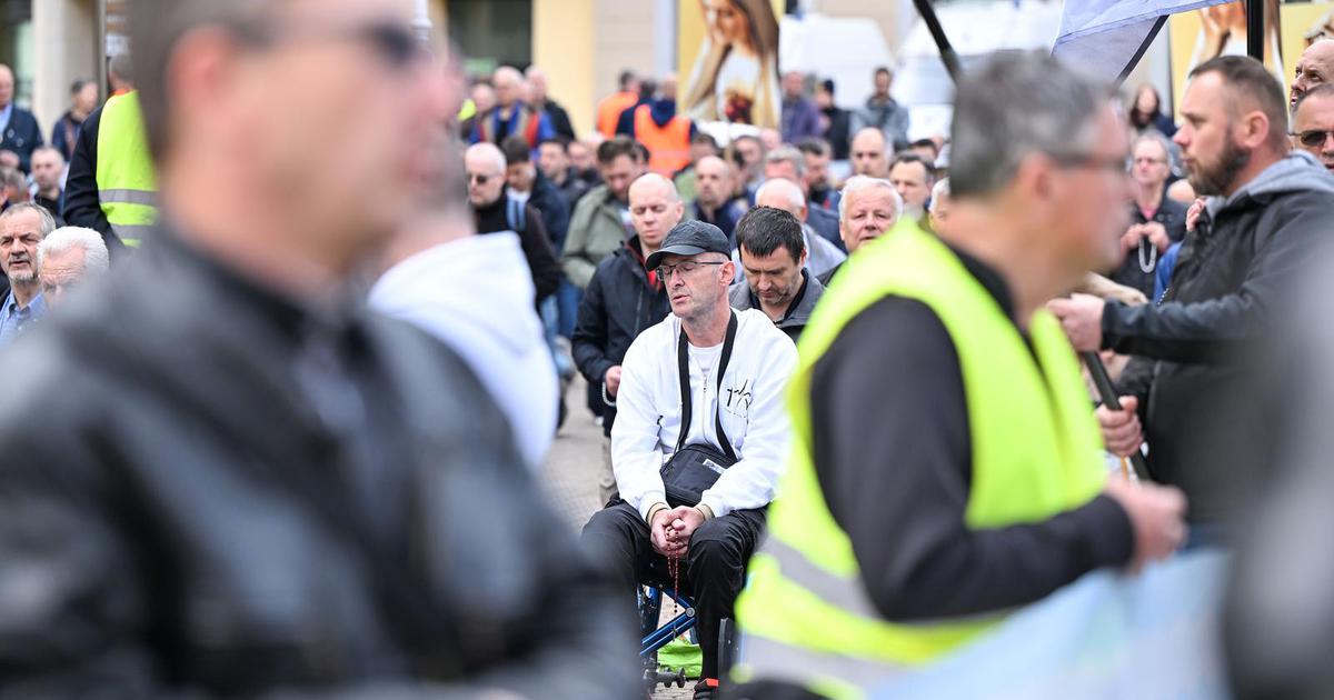 Galerija Održana muška molitva krunice na Trgu bana Josipa Jelačića