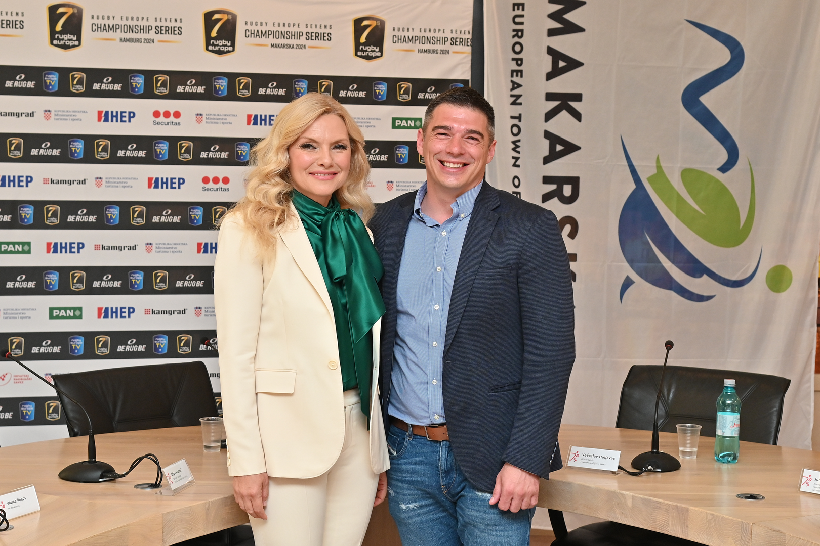Zaljubljeni par spremno je pozirao nakon konferencije za medije na kojoj je najavljeno održavanje Europskog prvenstva u ragbiju koje će se održati od 7. do 9. lipnja u Makarskoj.