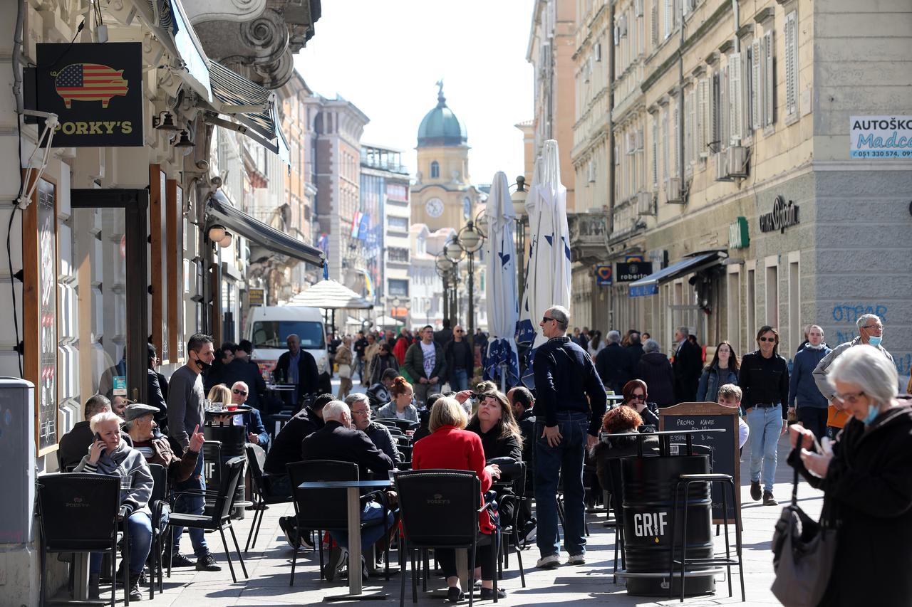 Rijeka: Građani uživaju u sunčanom prijepodnevu na terasama kafića na Korzu