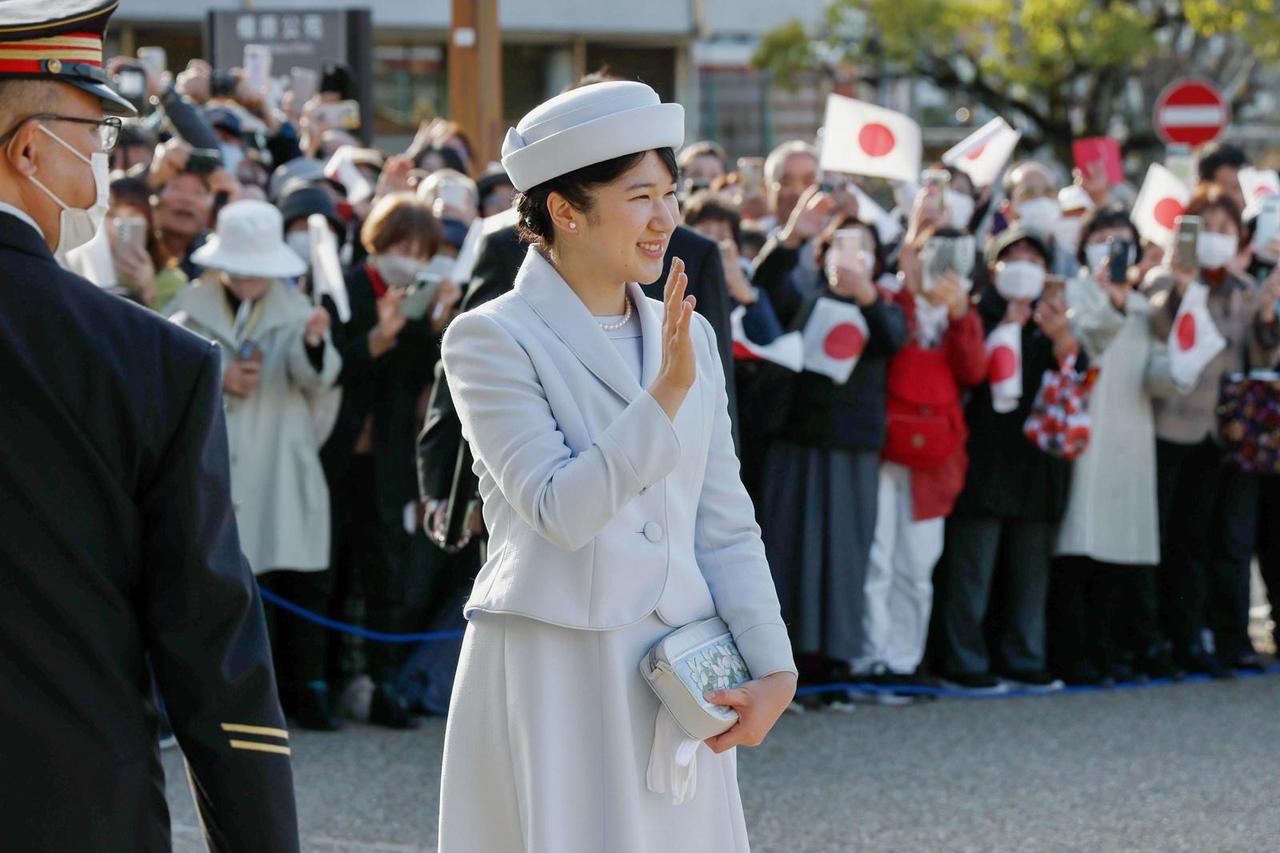 Japanese Princess Aiko travels to imperial mausoleum