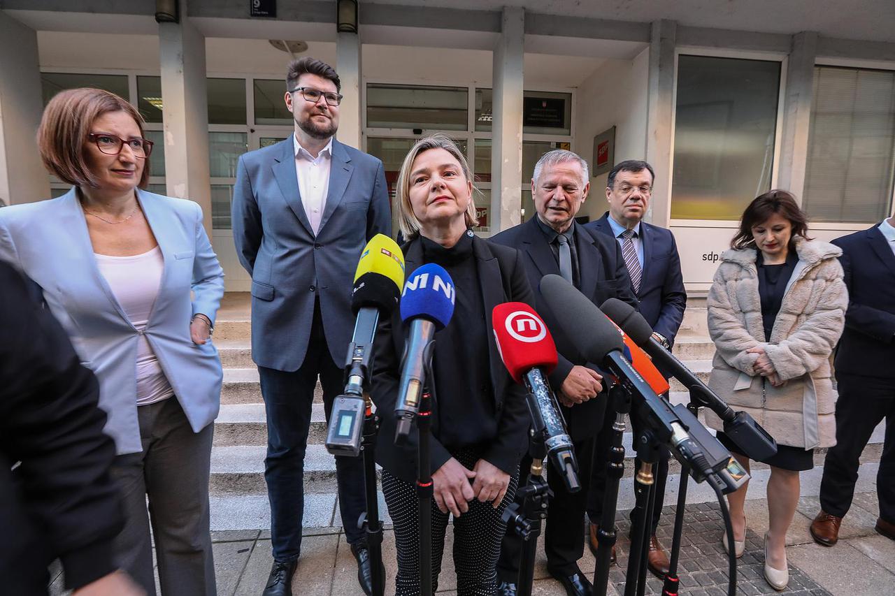 Zagreb: Oporbeni zastupnici se obratili medijima ispred središnjice SDP-a