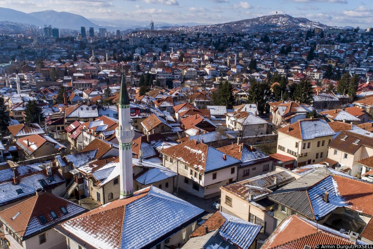 Pogled iz zraka na snijegom pokriven grad Sarajevo