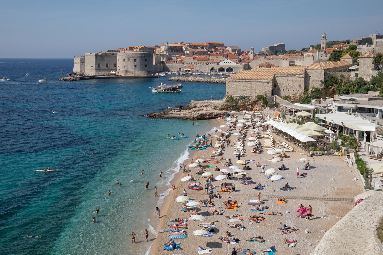 Dubrovnik: Popularna plaža Banje i dalje je puna kupača