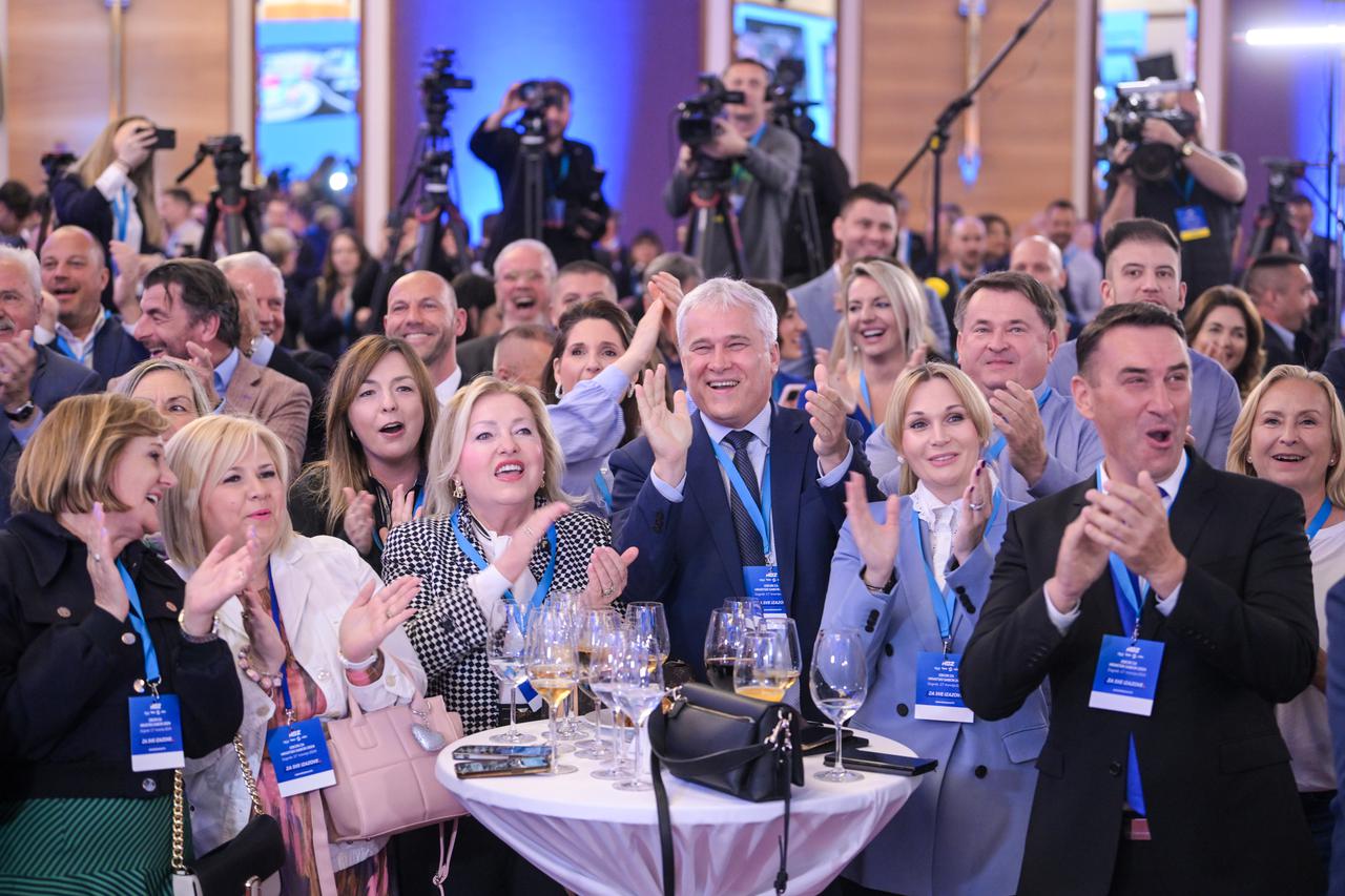 Zagreb: Predsjednik RH Zoran Milanović nakon glasanja dao je izjavu za medije 