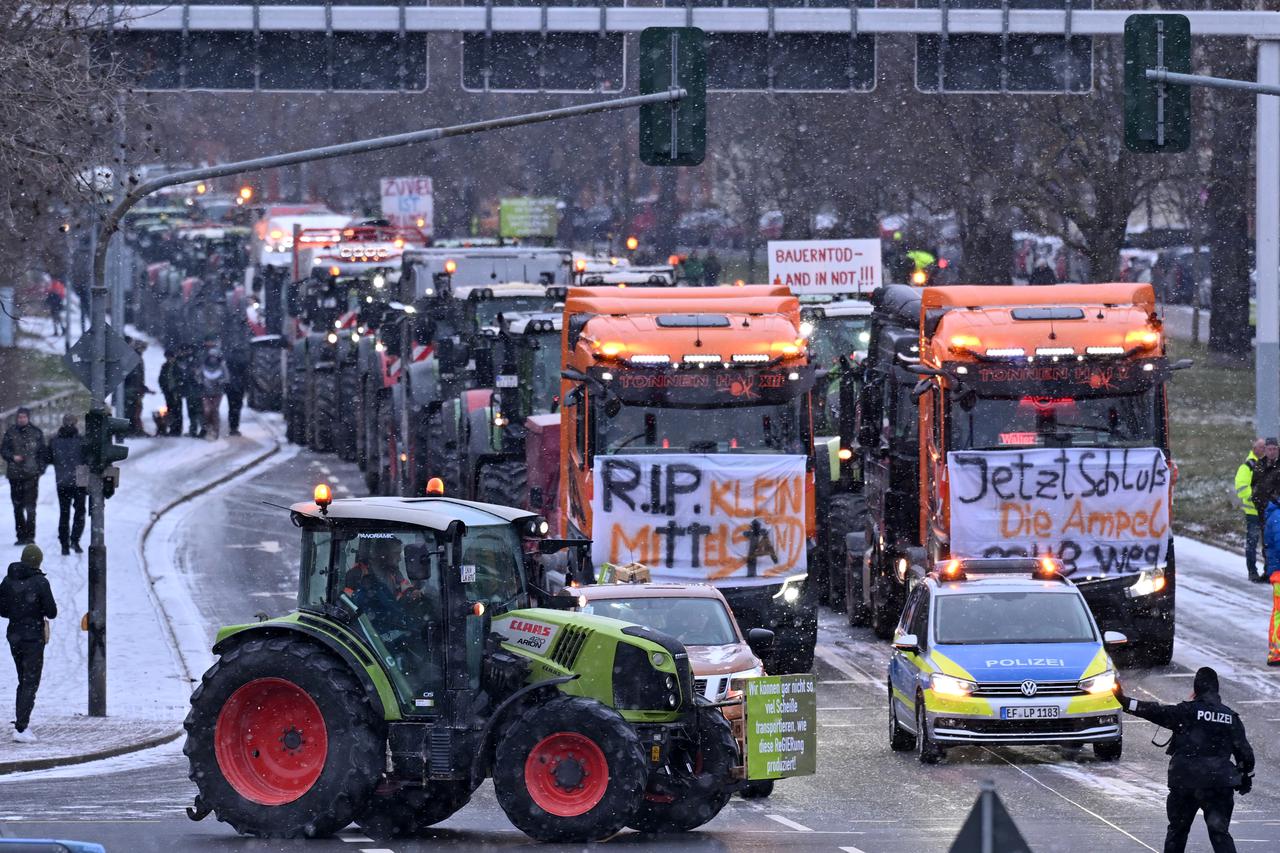Veliki prosvjed poljoprivrednika koji blokiraju promet diljem Njema?ke
