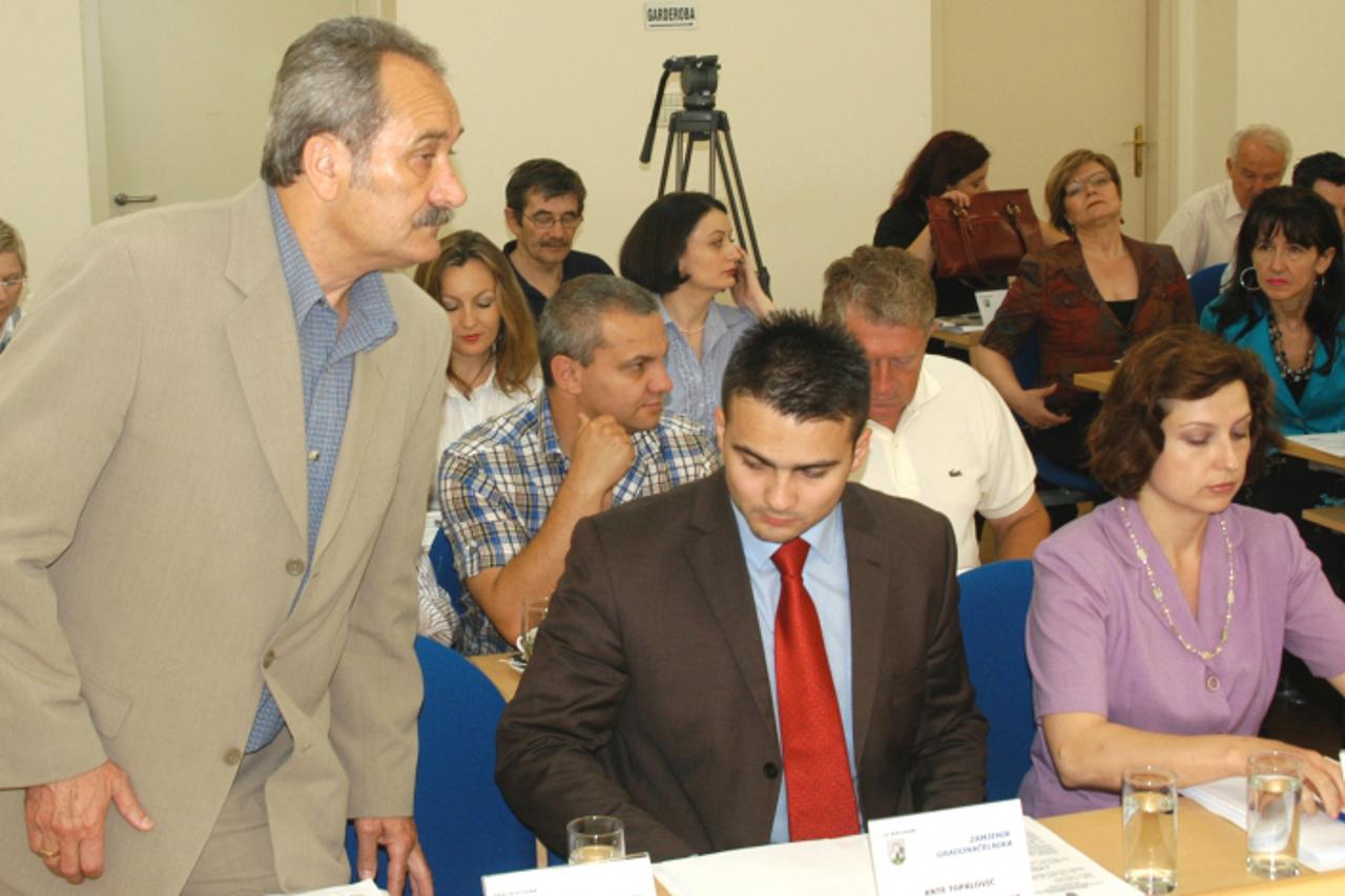 '10.06.2010., Bjelovar - Na Gradskom vijecu u Gradskoj vijecnici vecinom glasova izglasano povecanje placa za gradonacelnika Antuna Koruseca, i njegove zamjenike Antu Topalovica i Djurdjicu Istef Bems