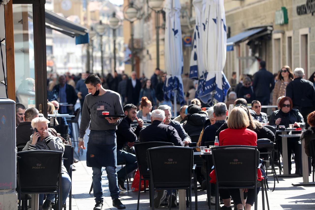 Rijeka: Građani uživaju u sunčanom prijepodnevu na terasama kafića na Korzu