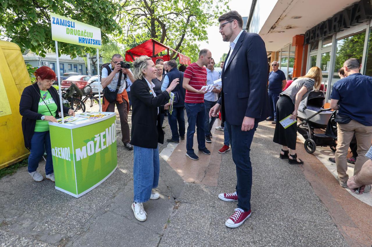 Zagreb: Peđa Grbin i Ivana Kekin srdačno se pozdravili na tržnici Utrine 