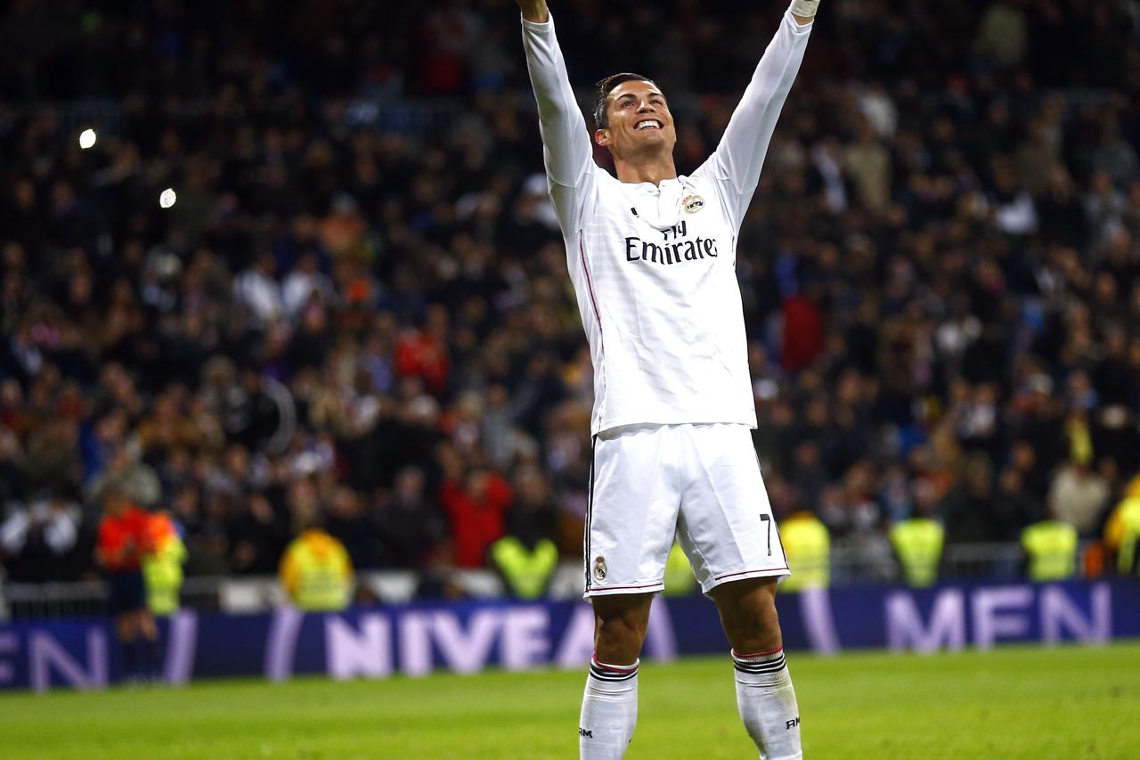 Real Madrid's Cristiano Ronaldo celebrates his third goal against Celta Vigo during their Spanish First Division soccer match at Santiago Bernabeu stadium in Madrid December 6, 2014.  REUTERS/Andrea Comas (SPAIN - Tags: SPORT SOCCER)
