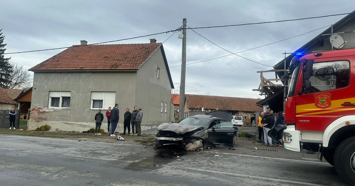 Galerija Foto Mercedesom Udario U Most I Zabio Se U Ku U Vatrogasci