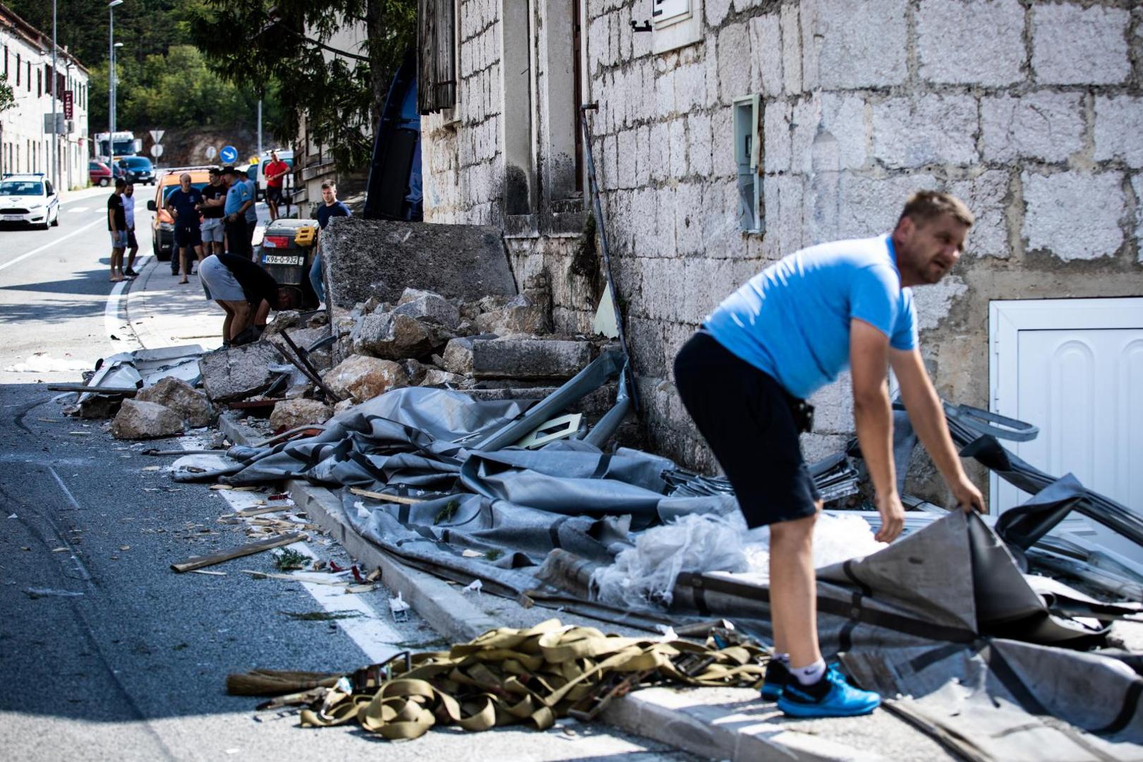 Teretni kamion izgubio kontrolu udario u kuću pa se odbio i udario u