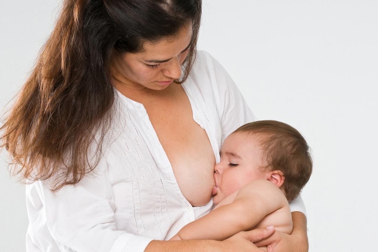 'Majka i dijete...dojenje... Obavezno potpisati: PHOTOS.com'
