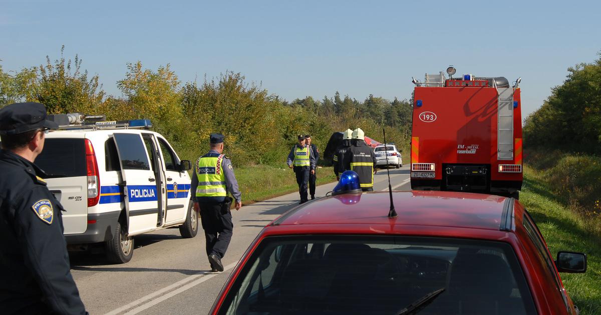 Galerija Pukla Mu Guma Pa Podletio Pod Autobus Pun Djece Koji Se