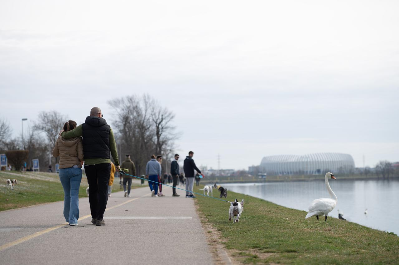 Zagreb: Građani su iskoristili lijepo vrijeme za šetnju i rekreaciju