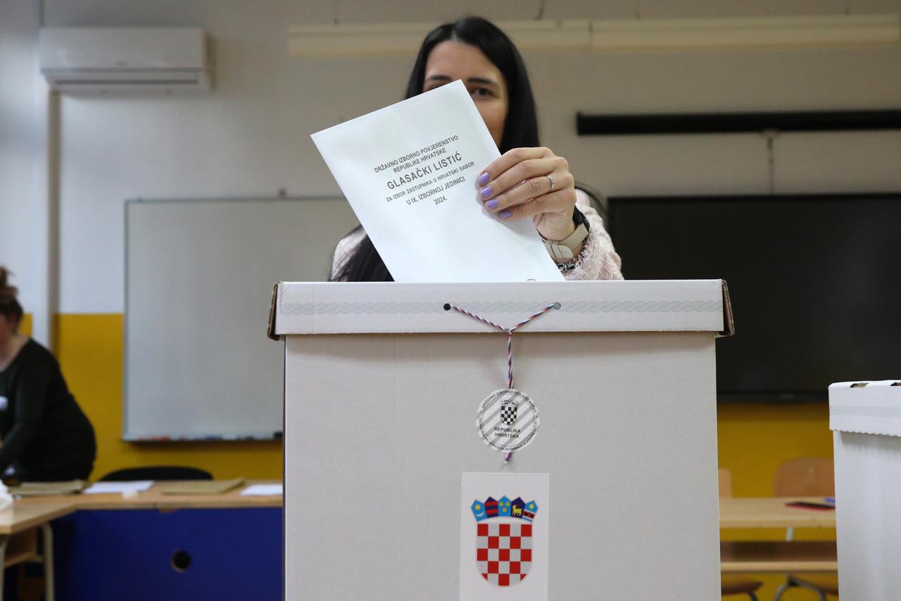 Šibenik: Otvorena birališta za izbor zastupnika u Hrvatski sabor