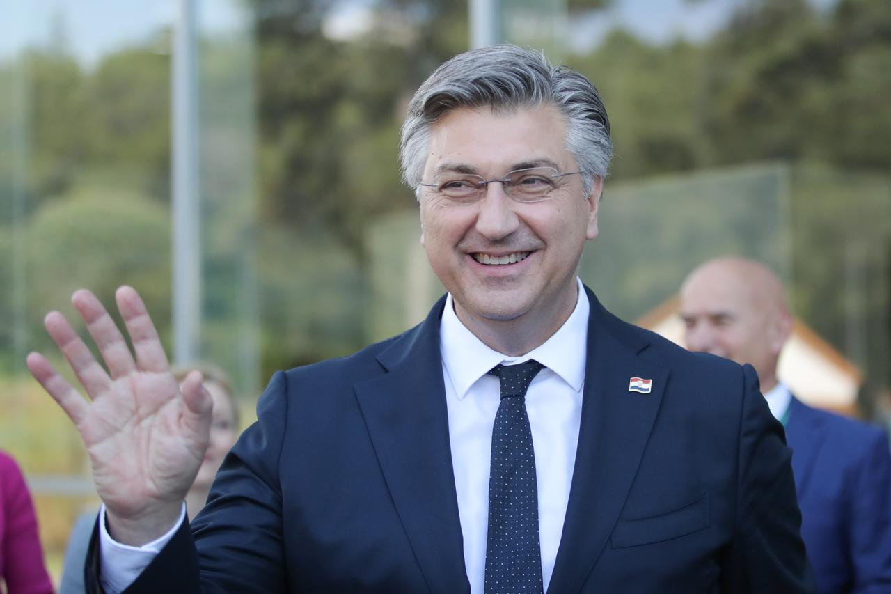 Poreč: Premijer Andrej Plenković obratio se medijima nakon posjeta festivalu Vinistra