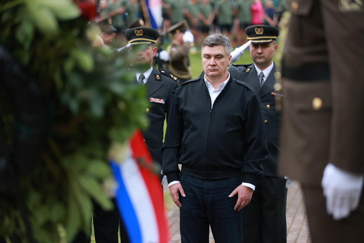 Belišće: Predsjednik Milanović položio je vijenac i zapalio svijeću kod spomenika poginulim pripadnicima 107. brigade HV-a