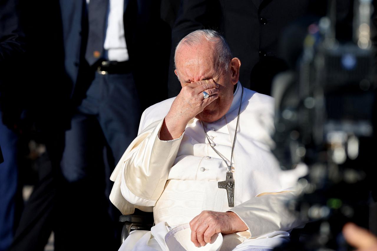 Papa Franjo u trenutku kontemplacije u Memorijalu posvećenom pomorcima i migrantima