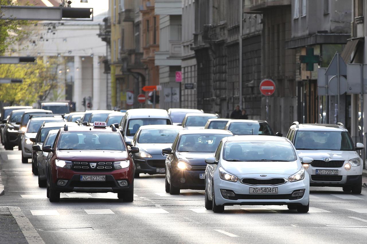 Zagreb: Do jeseni prestaje obveza korištenja dnevnih svjetala u prometu