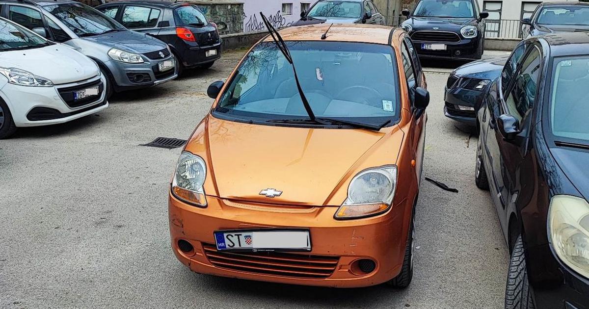 Nepropisno Parkirao Automobil Pa Mu Netko Slomio Brisa E I Tablicu