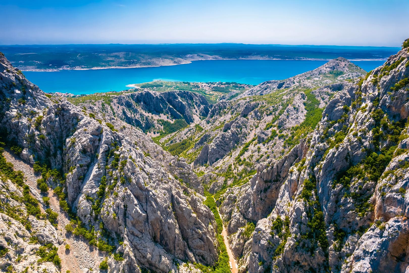 Paklenica: Nacionalni park Paklenica je po proglašenju drugi nacionalni park u Hrvatskoj, proglašen još 19. listopada 1949. godine, tek nekoliko mjeseci nakon NP Plitvička jezera. Temeljni fenomeni NP Paklenica su šume i geomorfološke osobitosti parka.