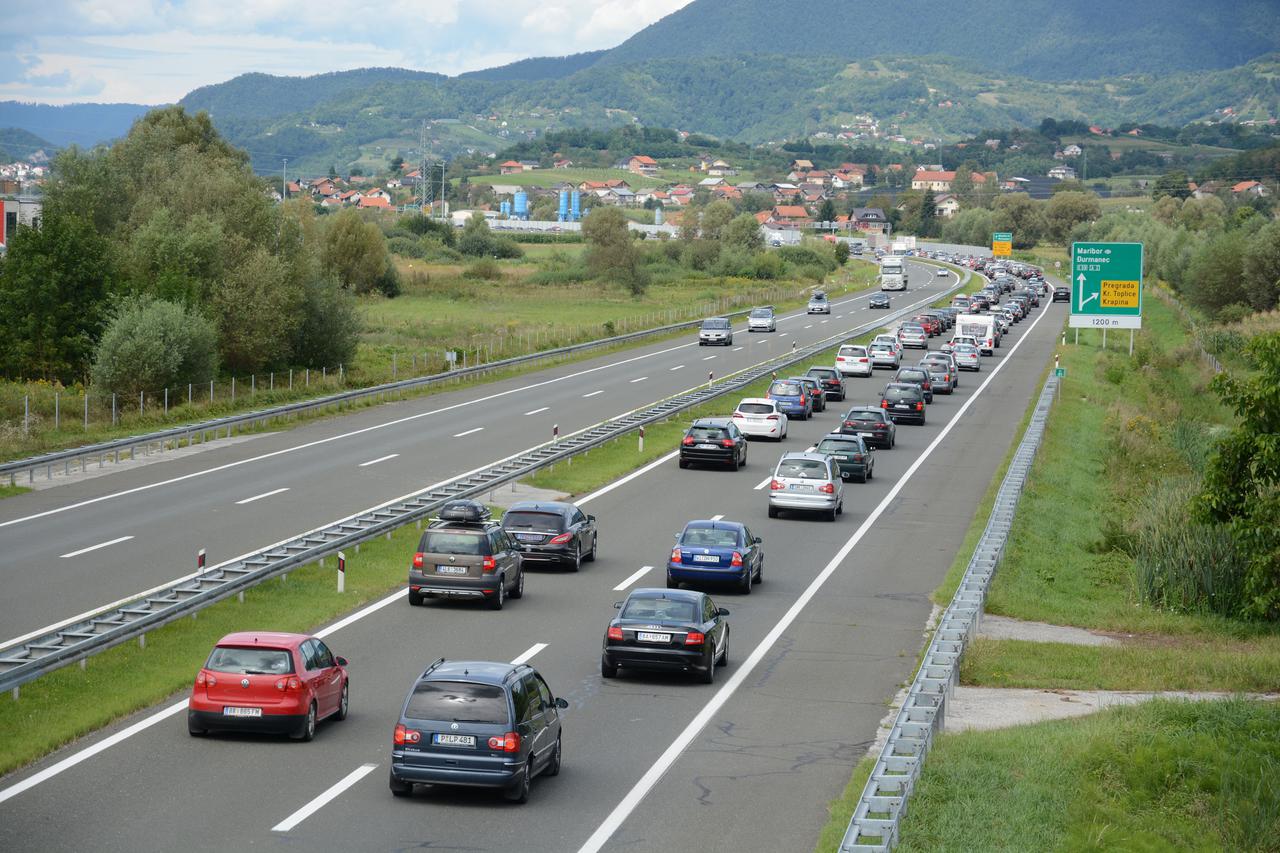 Krapina: Na autocesti Zagreb - Macelj duga?ke kolone vozila u smjeru Slovenije