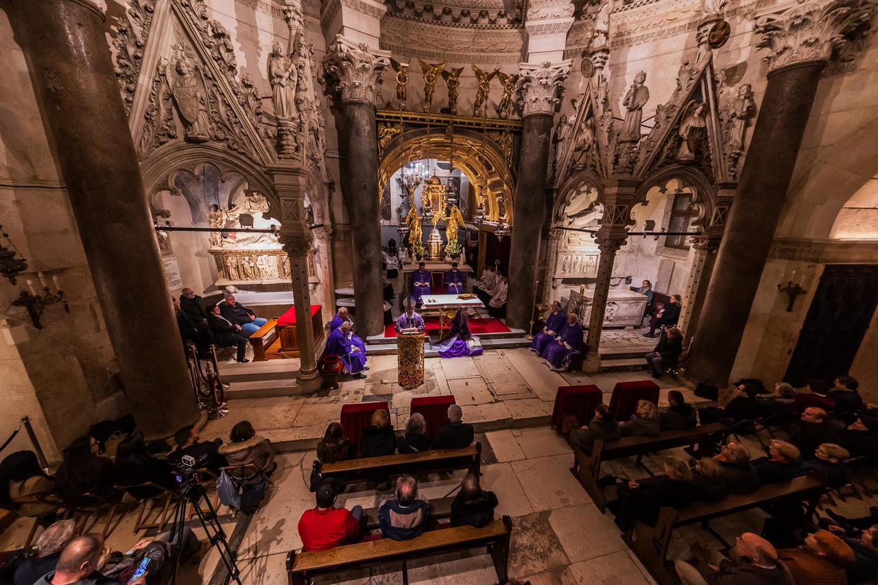 Split: Sveta misa i obred pepeljenja u crkvi sv. Dujma