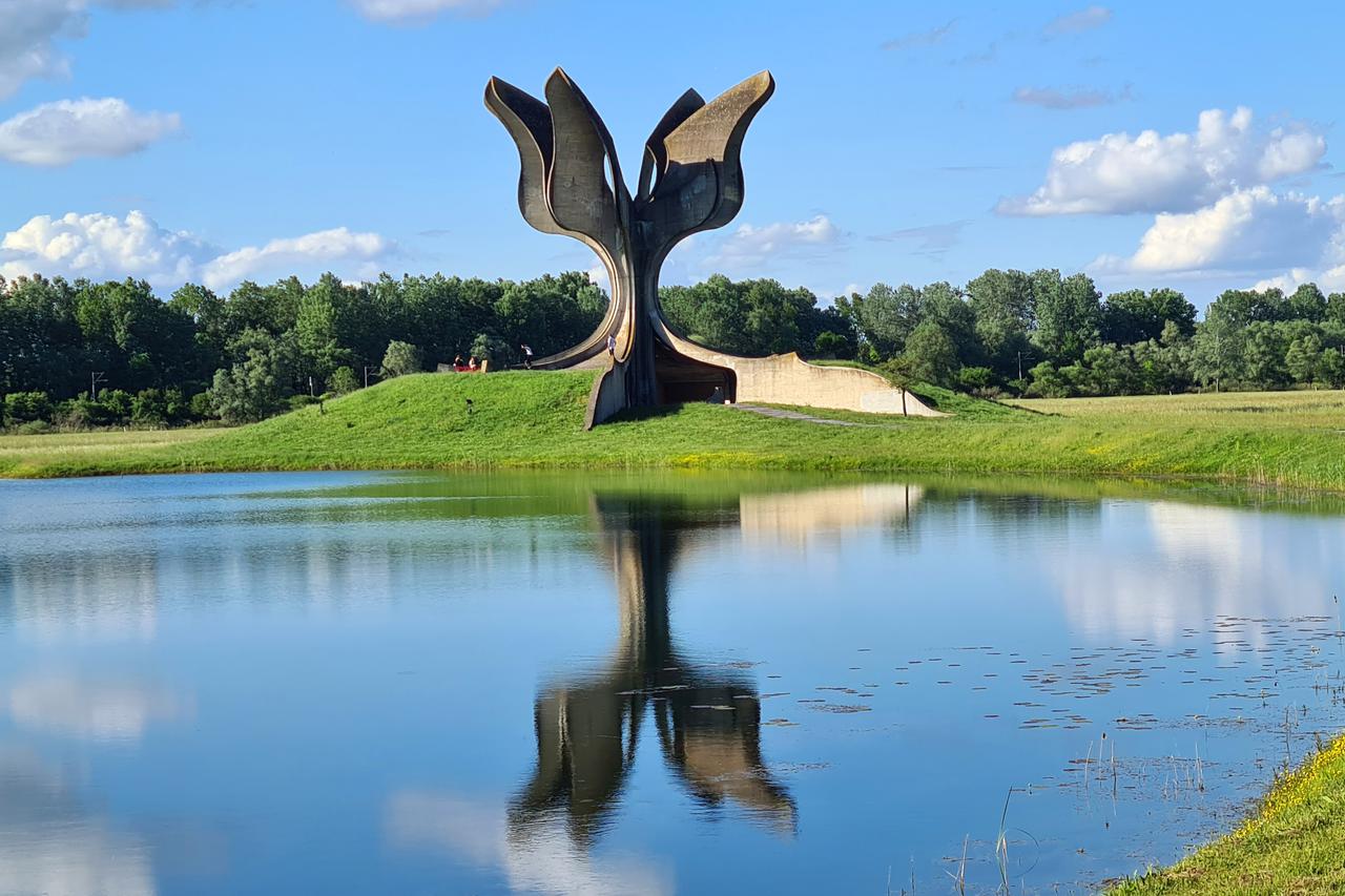 Kameni cvijet, spomenik svih žrtvama koje su stradale u logoru Jasenovac