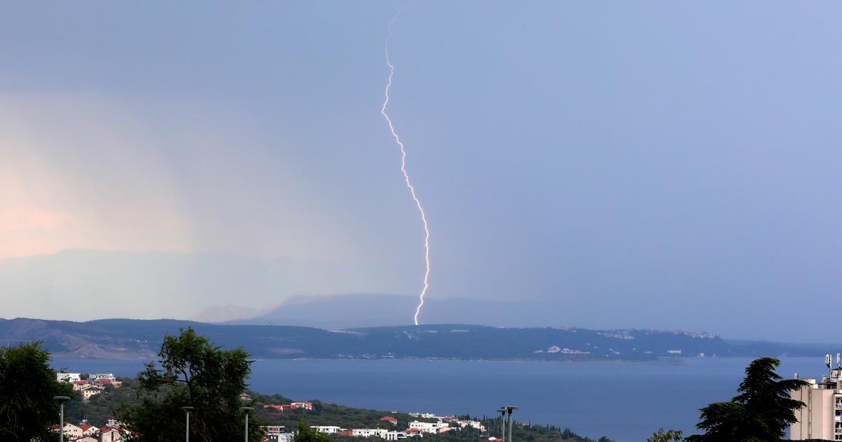 Galerija Sprema li se grmljavinska oluja iziđite iz mora i čučnite