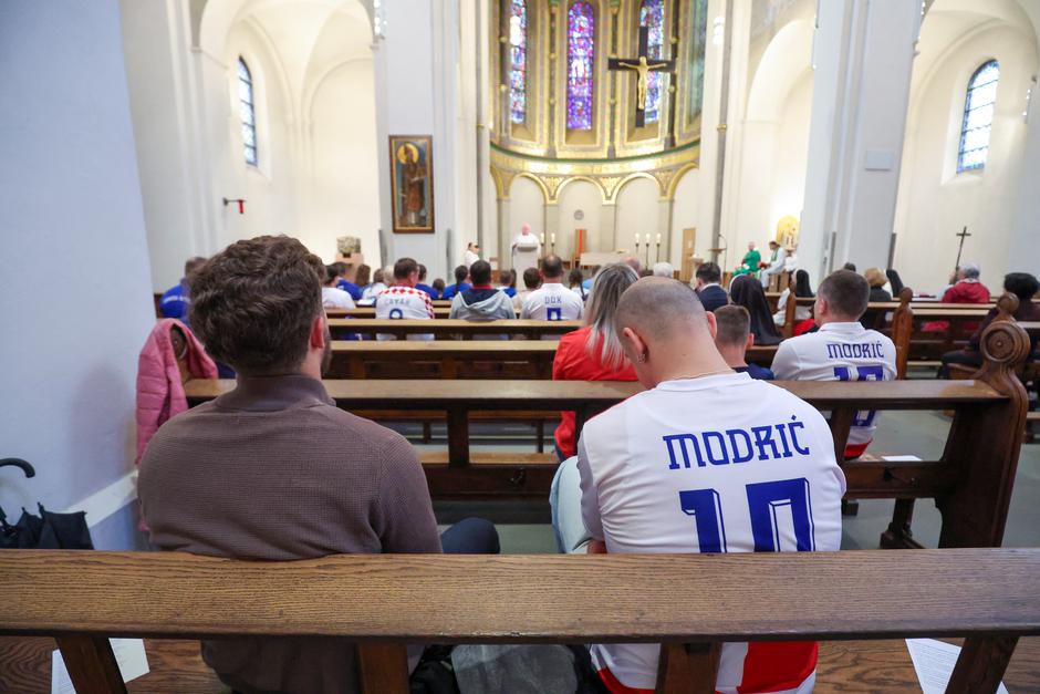 Hamburg: Hrvati i Albanci prvo zajedno na misu, a onda na utakmicu