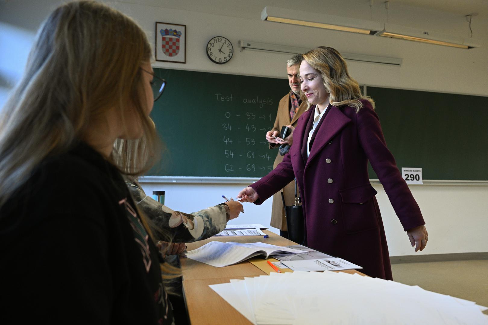 29.12.2024., Zagreb - Predsjednicka kandidatkinja Marija Selak Raspudic glasala je na predsjednickim izborima na birackom mjestu u IX. Gimnaziji u Dobojskoj ulici 12.
 Photo: Davor Puklavec/PIXSELL