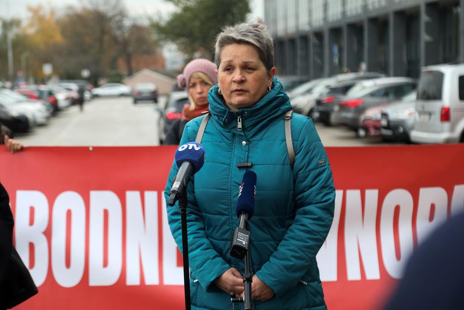 Zagreb: Forum žena SDP-a ispred Palače pravde upozorio na sve učestalije obiteljsko nasilje i lošu provedbu Istanbulske konvencije u Hrvatskoj