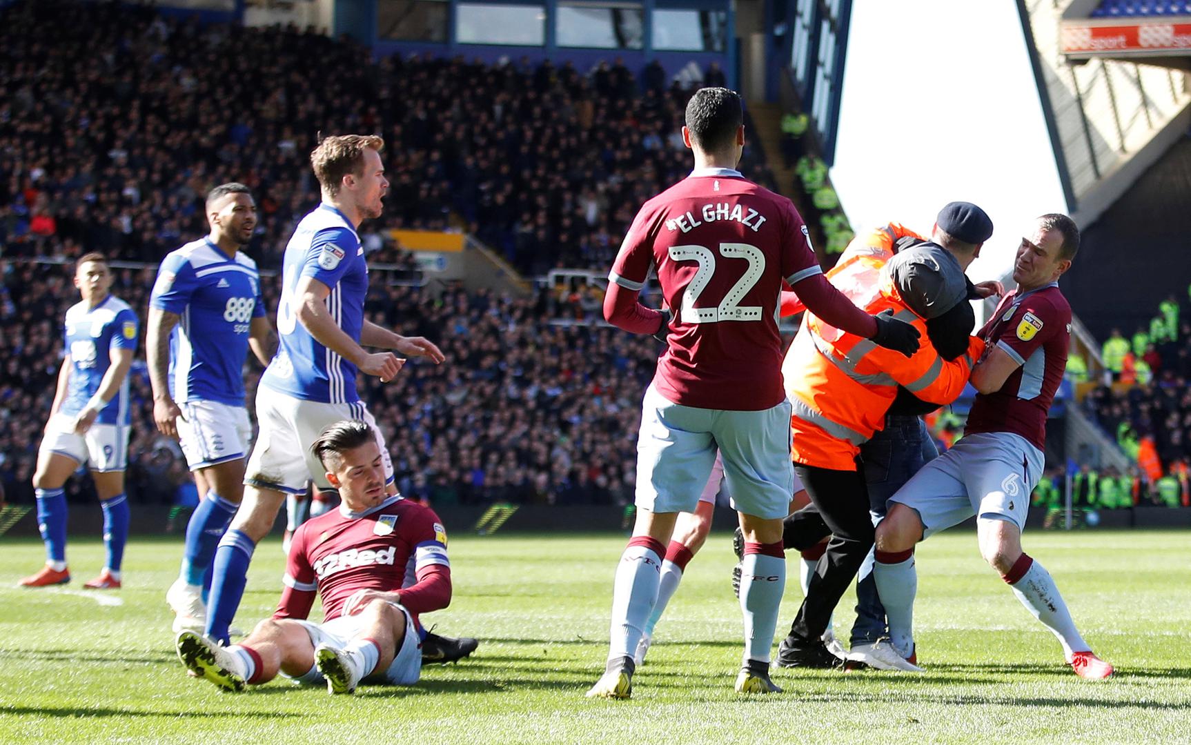 Kapetana engleskog drugoligaša Aston Ville Jacka Grealisha napao je na terenu navijač za vrijeme utakmice protiv Birmingham Citya na stadionu St Andrew's.