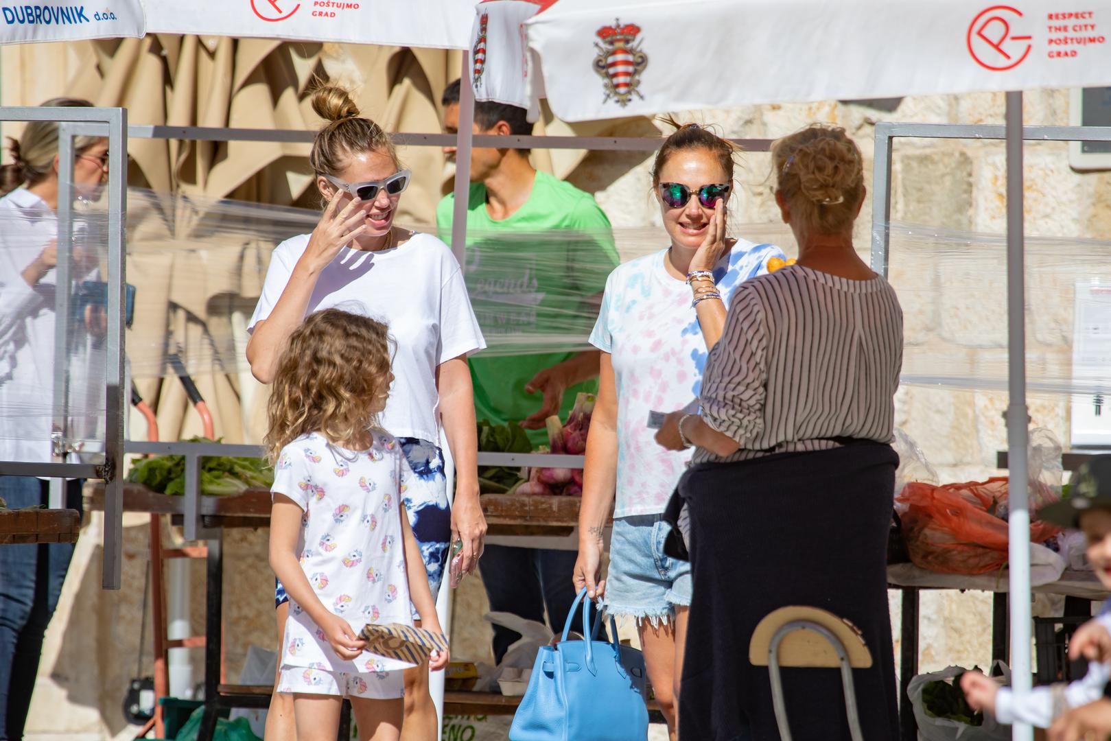 Prošetale su Dubrovnikom, a Tamara je nosila torbicu Birkin modne kuće Hermes, za koju postoji lista čekanja.