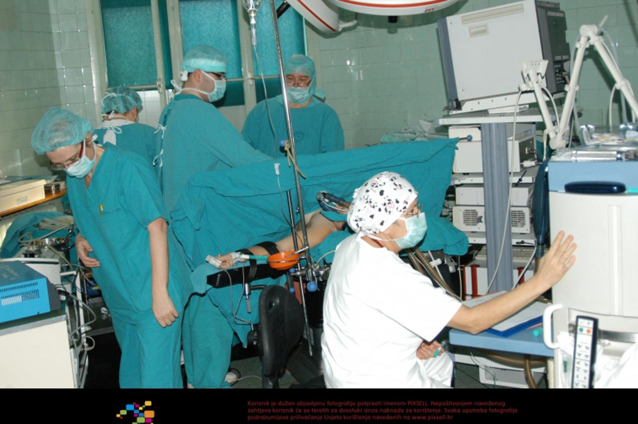 \'14.03.2010., Bjelovar - Ivan Koscevic tvrdi kako su bjelovarski lijecnici zakasnili s operacijom, te optuzuje ravnatleja dr. Davorina Diklica (desno s naocalama) Photo: Damir Spehar/PIXSELL\'