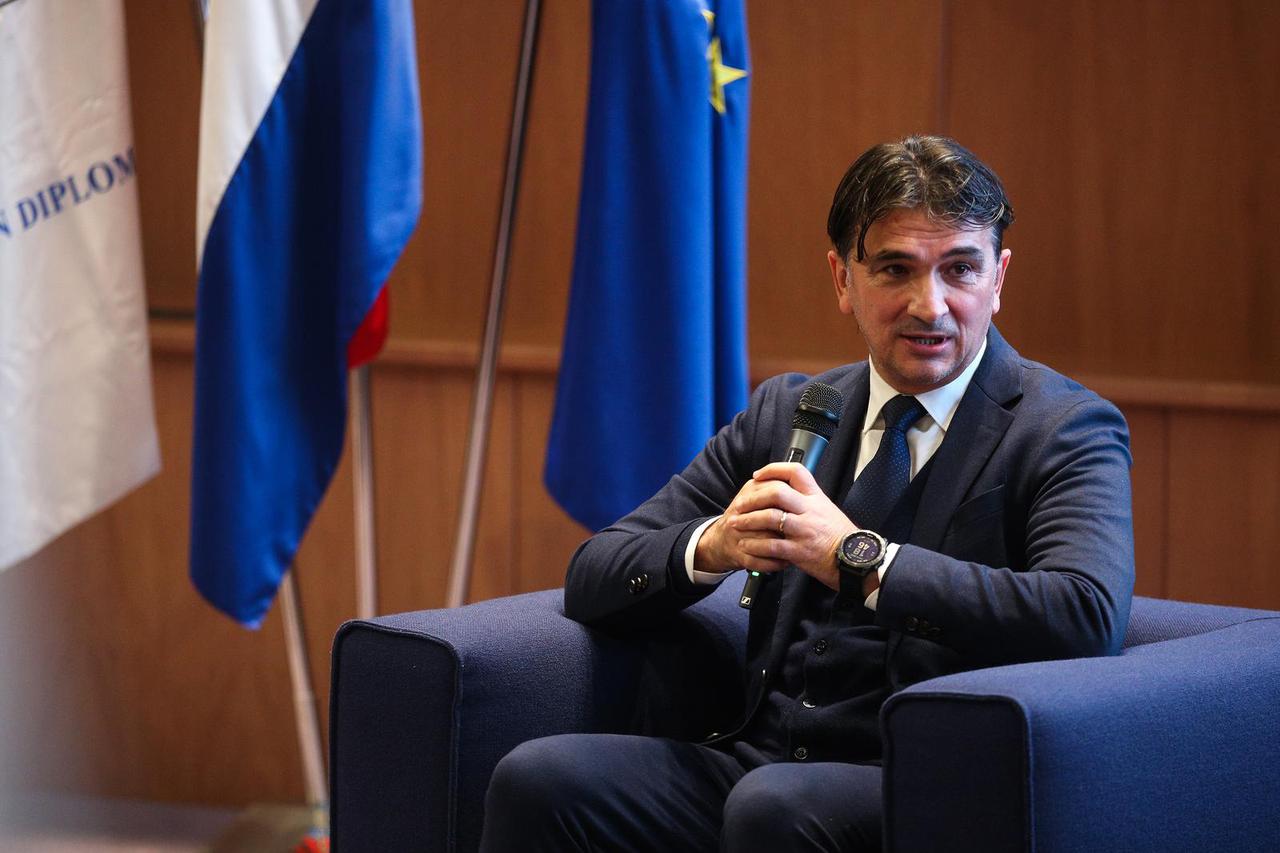 Zagreb: Zlatko Dalić održao je predavanje za 40 stranih diplomata u Hrvatskoj