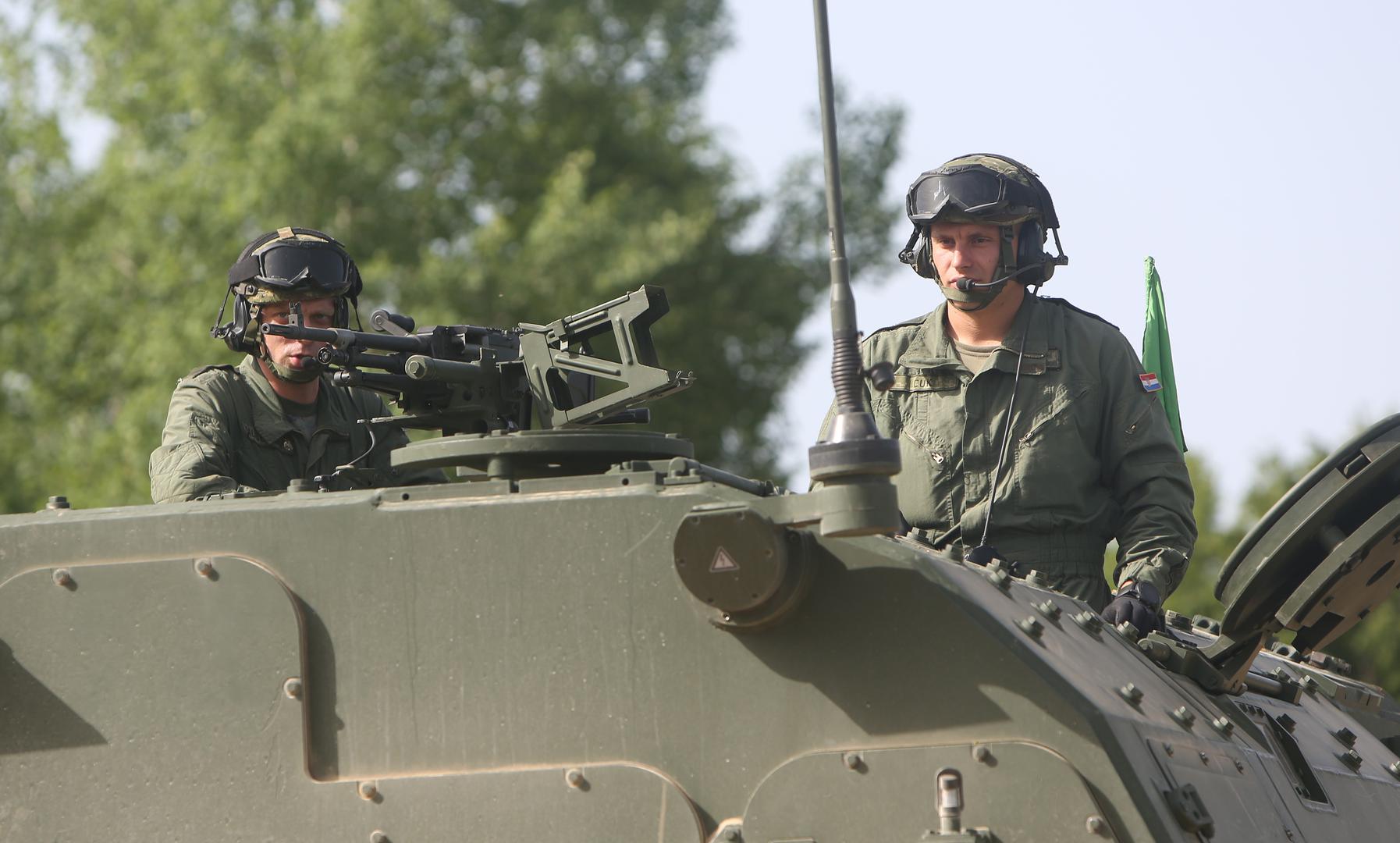 Na vojnom poligonu "Eugen Kvaternik" u Slunju danas Gardijska oklopno-mehanizirana brigada Hrvatske kopnene vojske uz potporu Hrvatskog ratnog zrakoplovstva, Gardijske mehanizirane brigade i Topničko-raketne pukovnije provela je vježbu na zemljištu s bojnim gađanjem "Kuna 18", a po prvi puta na vojnoj vježbi prikazana integracija i združeno djelovanje helikoptera Kiowa Warrior i Panzer haubice 2000.