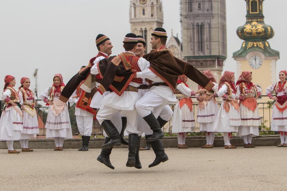 Pokladni i drugi hrvatski tradicijski običaji Hrvatske glazbene mladeži