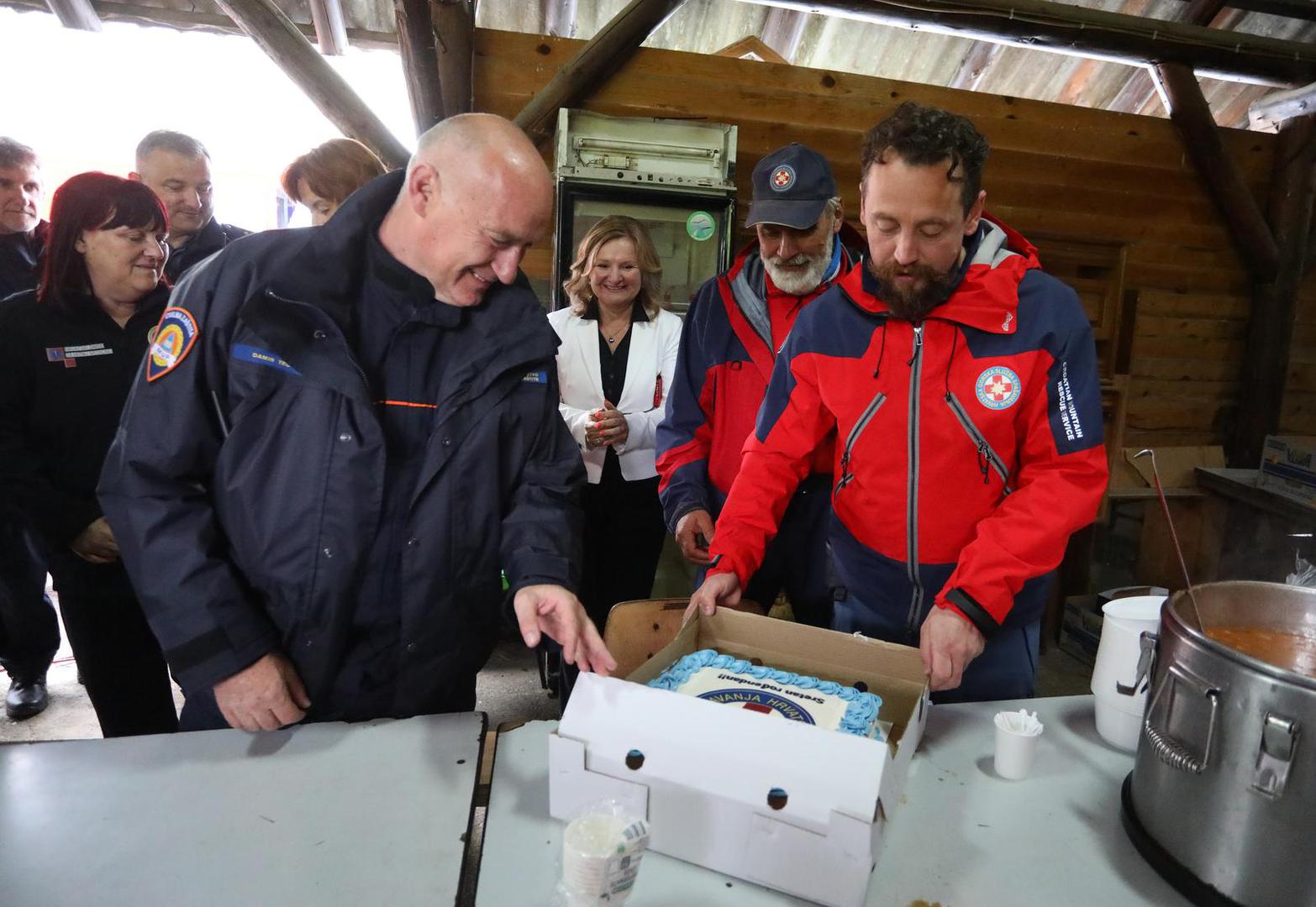 30.05.2022., Rakovica - Procelnik HGSS-a Josip Granic danas slavi rodendan, tom prigodom clanovi HGSS-a iznenadili su ga tortom koju su mu urucili u stozeru postavljenom u potrazi za nestalom cessnom u Brocancu. Rodendanskoj cetitki pridruzili su se i ministri Banozic i Medved koji su obisli stozer.
Photo: Kristina Stedul Fabac/PIXSELL Photo: Kristina Stedul Fabac/PIXSELL