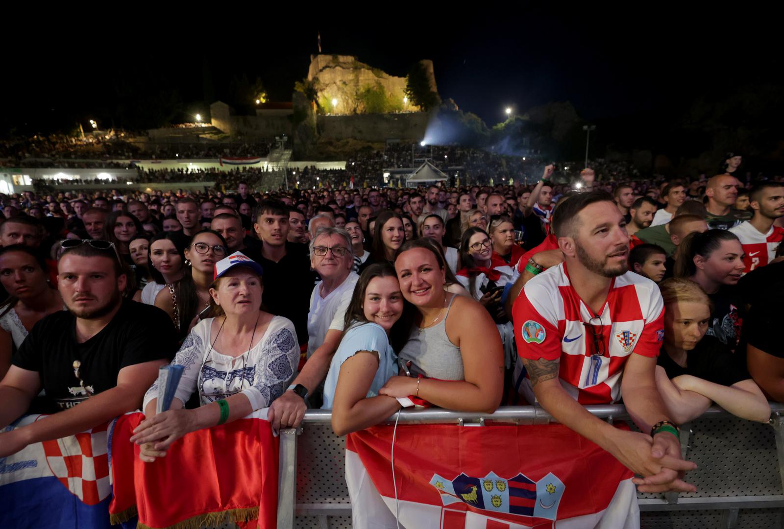 Pred početak koncerta prikazan je video u kojem glumac Vedran Mlikota recitira stihove legendarnog kapetana hrvatske nogometne reprezentacije Imoćanina Zvonimira Bobana.