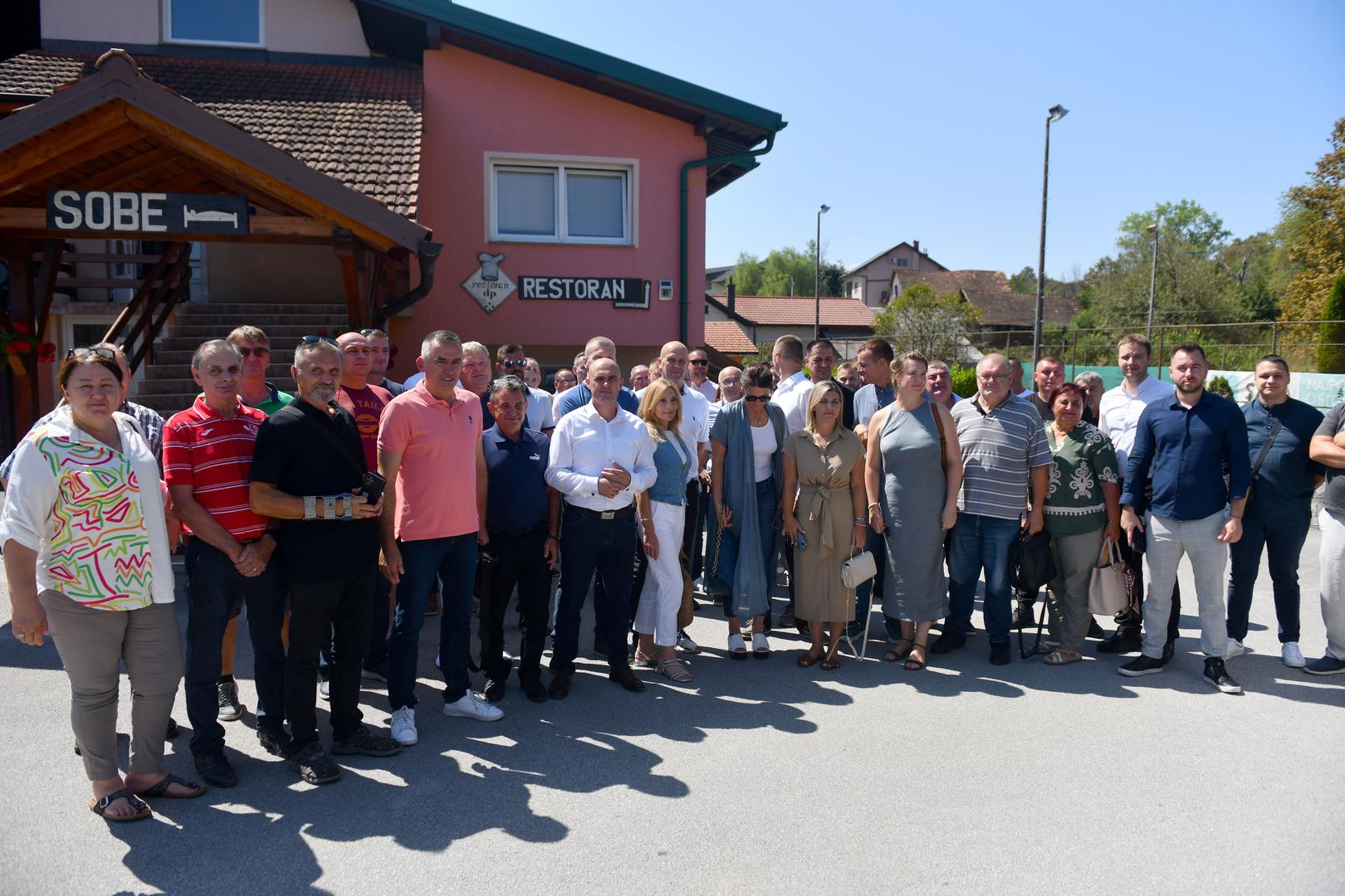 24.8.2024., Donji Zvecaj, Duga Resa - Zajednicko druzenje clanova Domovinskog pokreta u Restoranu "DP".  Photo: Josip Mikacic/PIXSELL