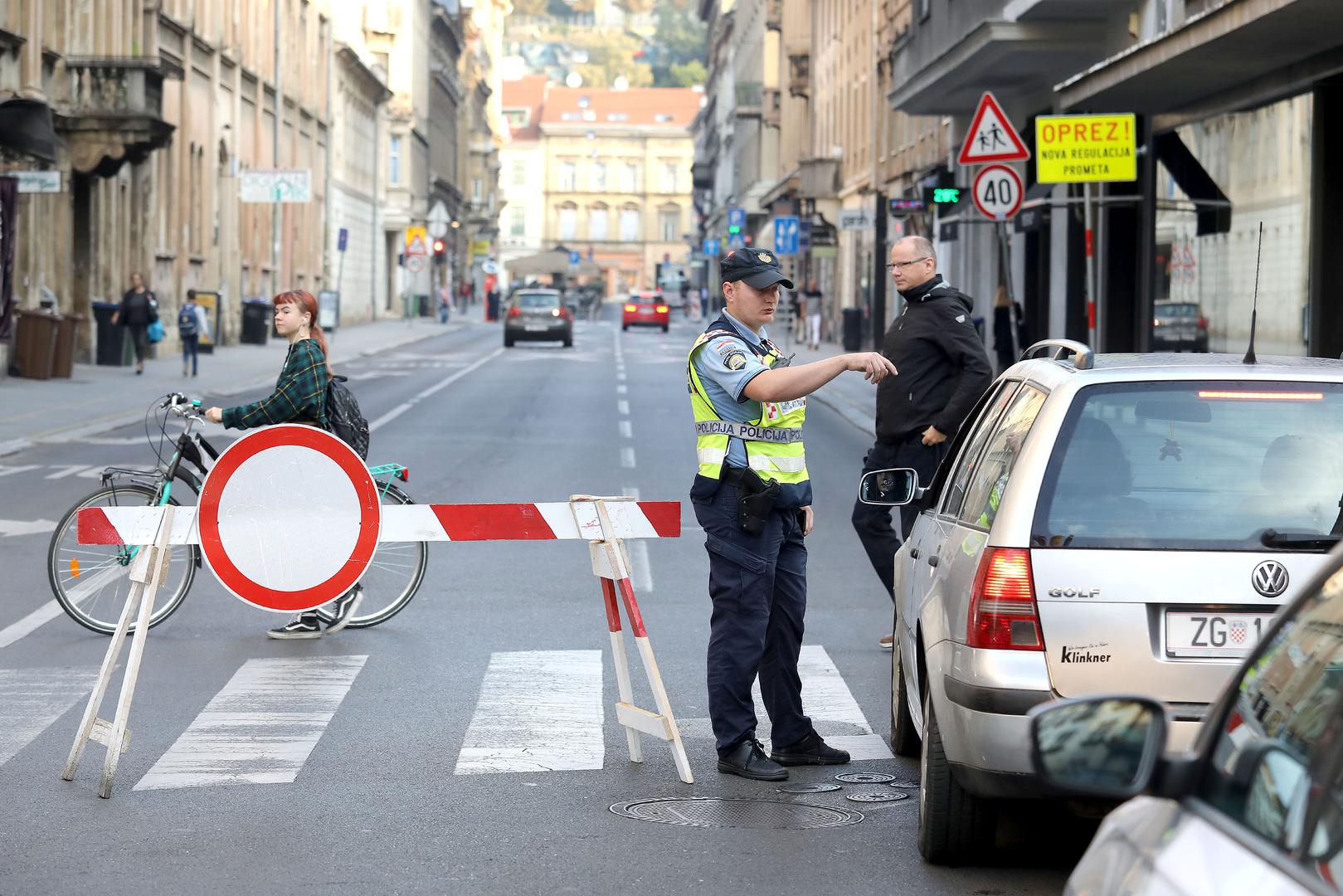 Na raskrižju prometom upravlja prometni policajac, a vi njegove pokrete niste znali (ili htjeli) protumačiti pa ste se o njih oglušili. Naravno, slijedi kazna i to u rasponu od 390 do 920 eura, a zadesit će vas i tri negativna prekršajna boda. 